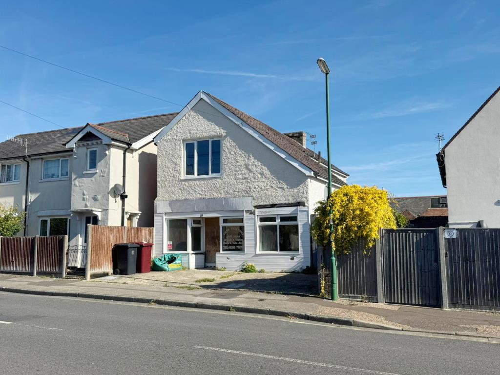 Lot: 162 - FREEHOLD TAKEAWAY UNIT WITH TWO-BEDROOM LIVING ACCOMMODATION - Front of building with take away unit on ground floor